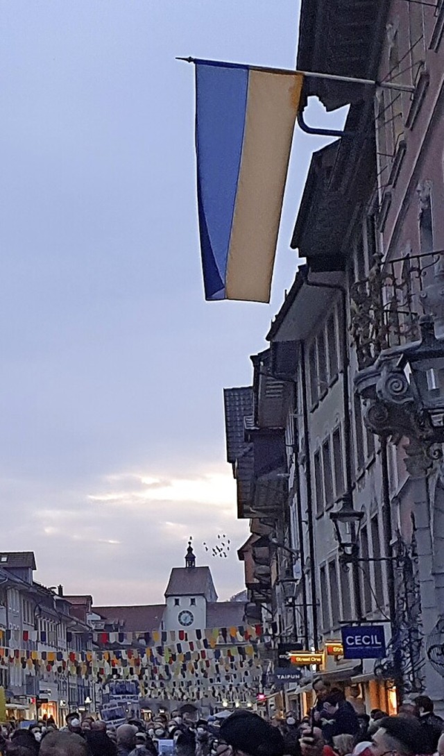 Eine ukrainische Flagge hngt am Waldshuter Rathaus.  | Foto: Schlichter, Juliane