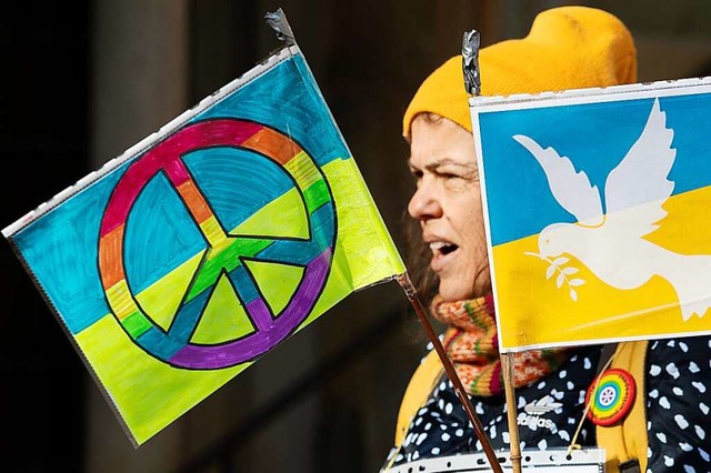 In vielen Lndern demonstrieren Mensch...e. Immer mit dabei: Die Friedenstaube.  | Foto: Friso Gentsch (dpa)
