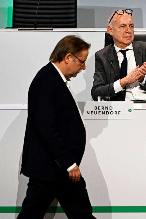 Rainer Koch geht am Platz des neuen DFB-Präsidenten Bernd Neuendorf vorbei.  | Foto: INA FASSBENDER (AFP)