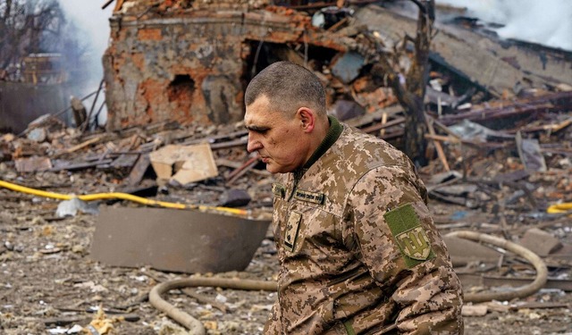 In der ukrainischen Stadt Dnipro wurde...Schuhfabrik (im Hintergrund) zerstrt.  | Foto: EMRE CAYLAK (AFP)