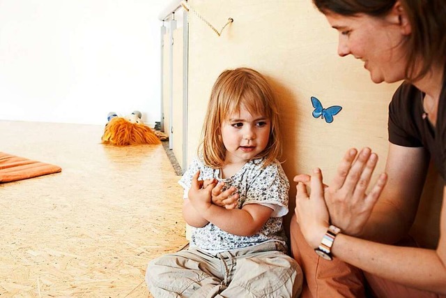 Eine Mutter zeigt ihrem tauben Kind, wie Gebrden aussehen mssen.  | Foto: babysignal.de