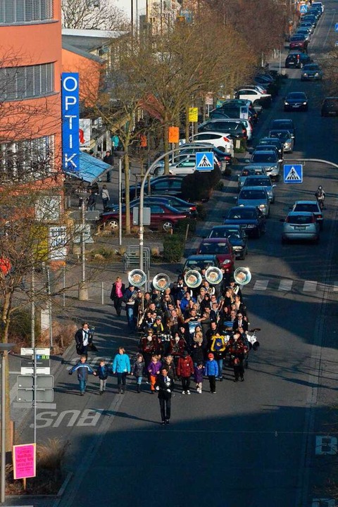 Die Guggenmusik Schänzli-Fäger zieht a... bildet sich ein kleiner Verkehrsstau.  | Foto: Ulrich Senf
