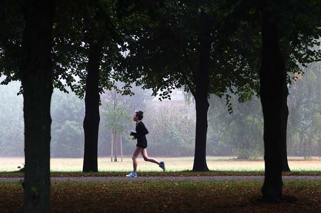 Sportschuhe an die Fe, Musik ins Ohr, raus in den Wald.  | Foto: Sebastian Gollnow