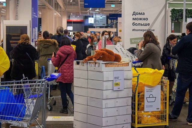 Das Einrichtungsunternehmen IKEA hat s...e Schlangen in einer Moskauer-Filiale.  | Foto: Vlad Karkov (dpa)