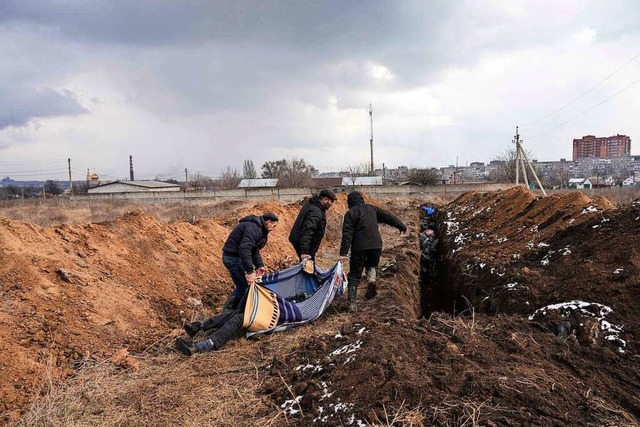In Mariupol werden Tote in einem Massengrab am Stadtrand begraben.  | Foto: Evgeniy Maloletka (dpa)