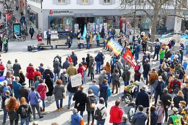 Rund 300 Menschen beteiligen sich an der dritten Demo gegen den Ukraine-Krieg in Lrrach