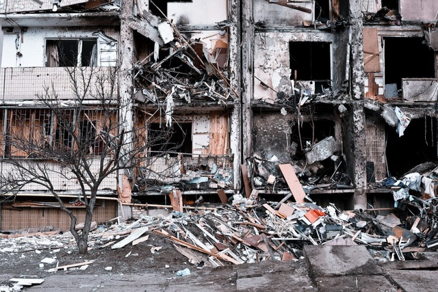 Bild eines zerstrten Hauses am 25. Februar 2022 in Kiew. (Themenbild)  | Foto: Maia Mikhaluk (dpa)