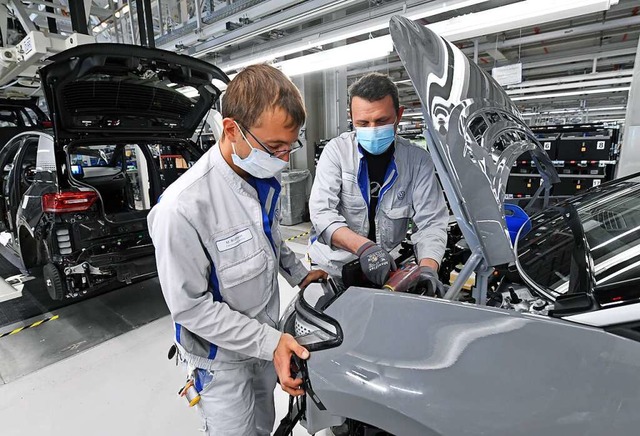 Mitarbeiter des Autobauers Volkswagen  | Foto: Hendrik Schmidt