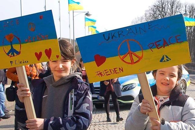 400 Menschen aus beiden Rheinfelden protestieren gegen den Ukraine-Krieg