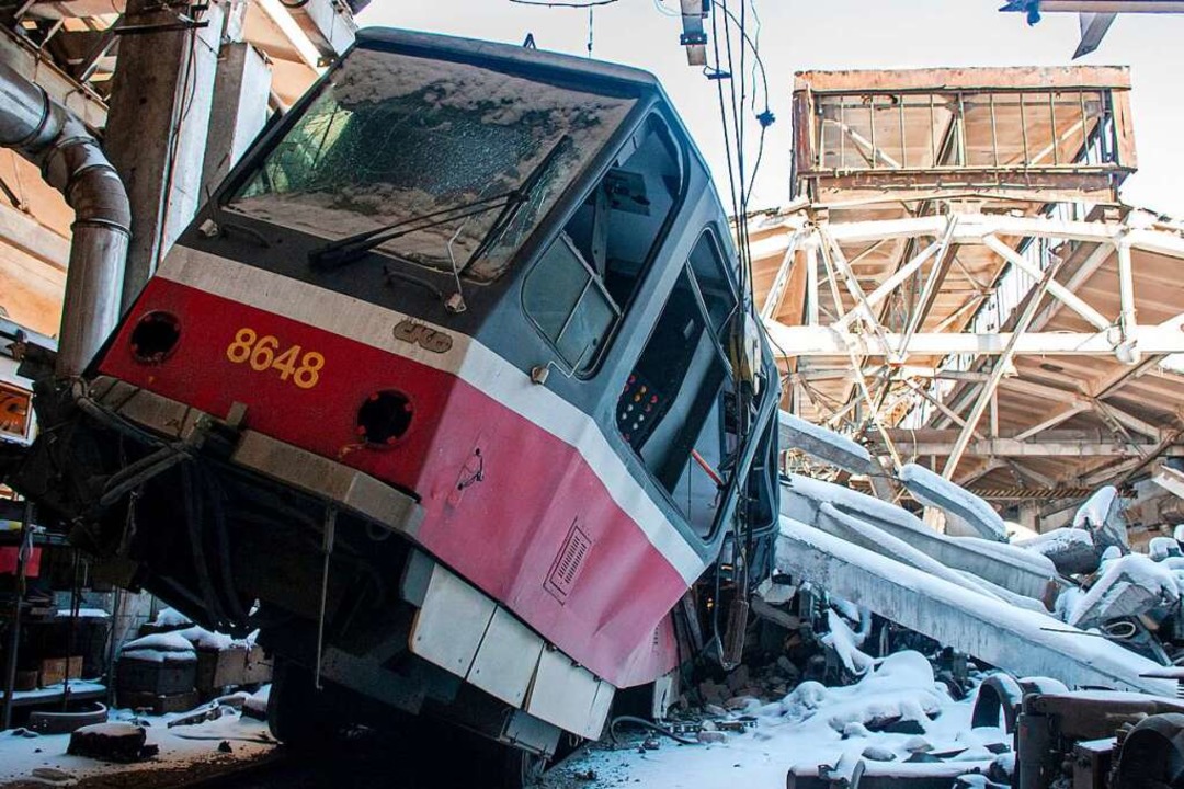 Charkiw: Blick auf eine Straßenbahn in..., die durch Beschuss beschädigt wurde.  | Foto: Andrew Marienko (dpa)