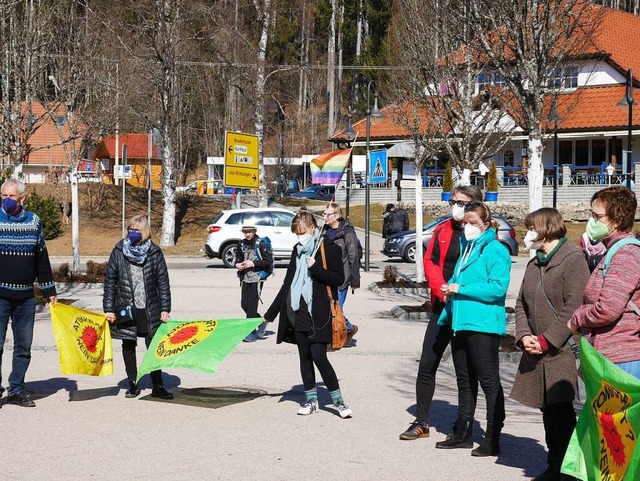 Ein Zeichen setzten Menschen aus dem H...fahren auf dem Roten Platz in Titisee.  | Foto: Eva Korinth