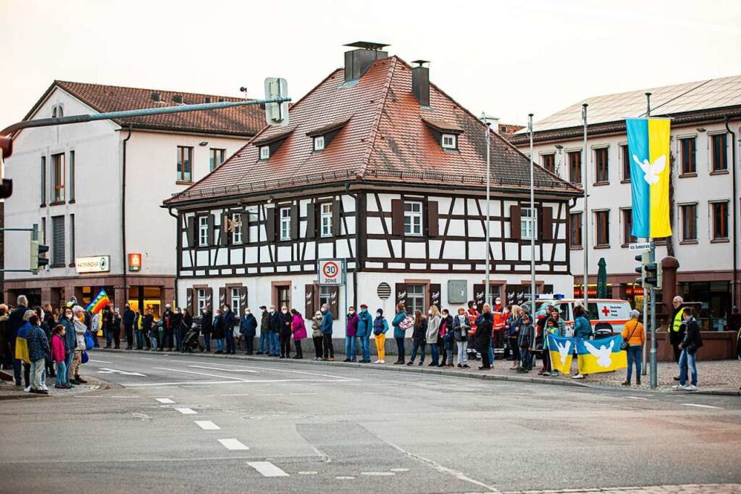 Menschenkette für den Frieden in Gundelfingen  | Foto: Hubert Gemmert