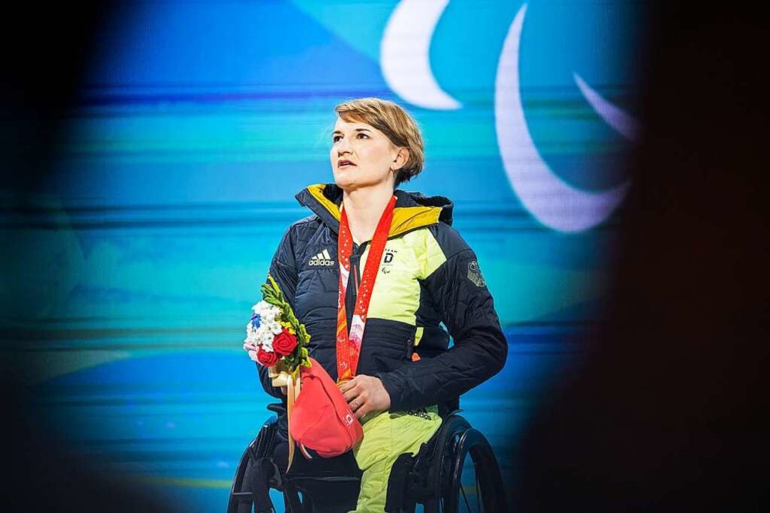 Anna-Lena Forster beim Abspielen der N...mna nach ihrer Goldmedaille im Slalom.  | Foto: Christoph Soeder (dpa)