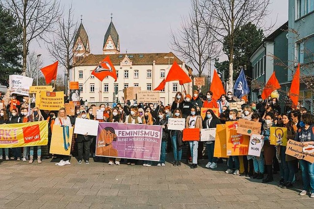 Abschlussbild der Demonstration des Fr...EMINIS-MUSS&#8220; auf dem Lindenplatz  | Foto: Fabian Linder