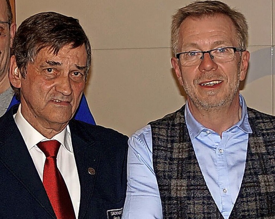 Gustav Albiez (50 Jahre) und Clemens Krug (40, von links) wurden geehrt.  | Foto: Reinhard Herbrig