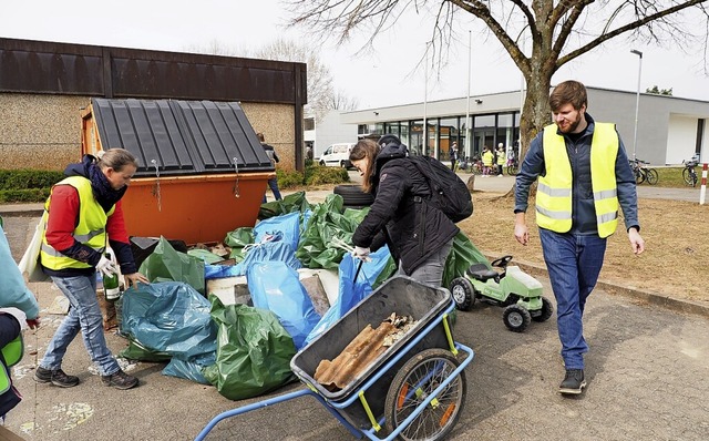 Viele Freiwillige haben sich an der Herbolzheimer Putzete beteiligt.  | Foto: Michael Haberer