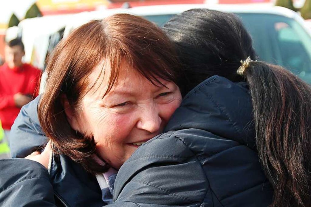 Irina Lukiianets nimmt auf einem Rastp...sruhe ihre Mutter aus Kiew in Empfang.  | Foto: Michael Saurer
