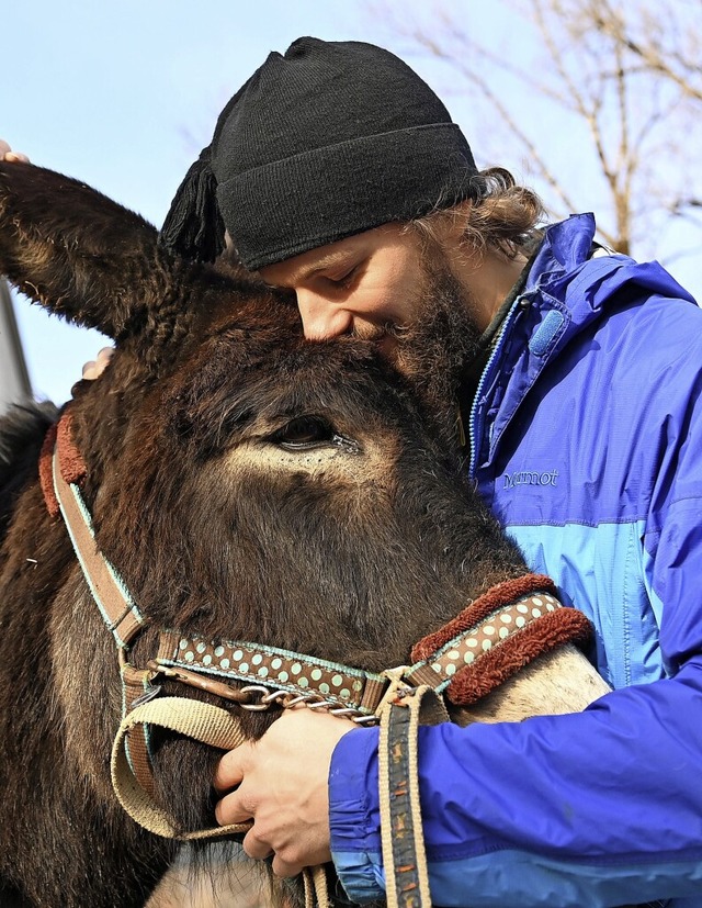 Groesel Aramis hat sich inzwischen mi...teller Christoph Stger angefreundet.   | Foto: Angelika Warmuth (dpa)