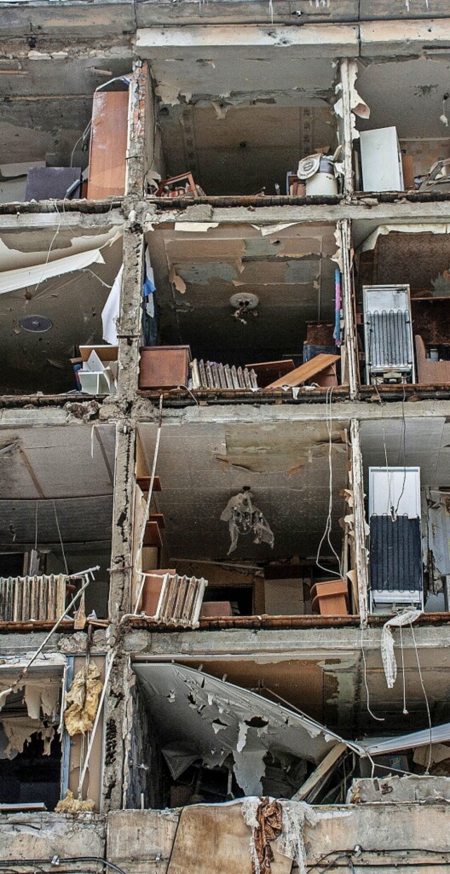 Ein zerstrtes Wohngebude in Charkiw  | Foto: Andrew Marienko (dpa)