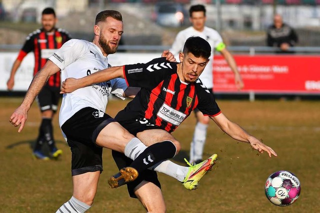 &#8222;Gut gegen den Ball gearbeitet&#...CW, links) gegen Almin Mislimovic, FSV  | Foto: Neithard Schleier