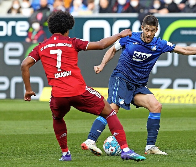 Andrej Kramaric (rechts), hier gegen  ...seinen Vertrag in Hoffenheim bis 2025.  | Foto: DANIEL ROLAND (AFP)