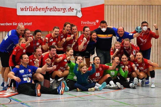 So jubeln die HSG-Frauen am Sonntag na...sieg im Spitzenspiel der dritten Liga.  | Foto: Achim Keller