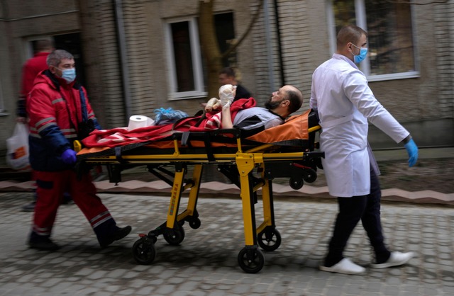 Ein verletzter Mann wird nach dem Angr...ch von Lviv in eine Klinik gebracht.    | Foto: Bernat Armangue (dpa)