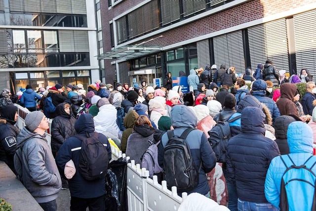 Ukrainer warten am Sonntag vor einer Registrierungsstelle in Hamburg.  | Foto: Daniel Bockwoldt (dpa)