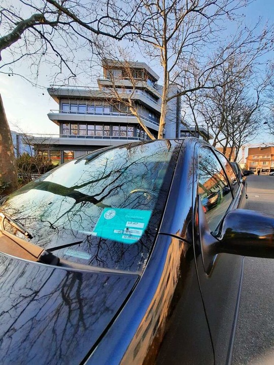 Anwohner müssen künftig mehr für einen Parkausweis bezahlen.  | Foto: Hannes Lauber