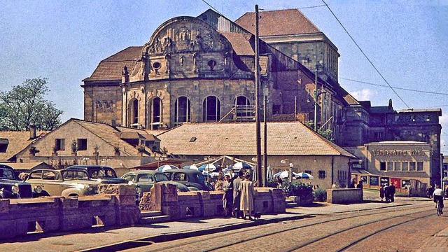 Das wiederhergestellte Stadttheater in...nutzt und teils mit Geschften bebaut.  | Foto: Augustinermuseum (Aufnahme: Egon Fehrenbach)