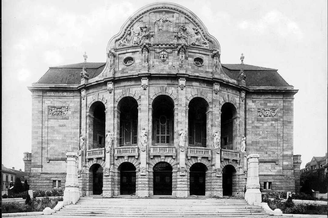 Die Hauptfassade des Stadttheaters, au...org Röbcke im Jahr der Eröffnung 1910.  | Foto: Augustinermuseum (Aufnahme: Georg Röbcke)