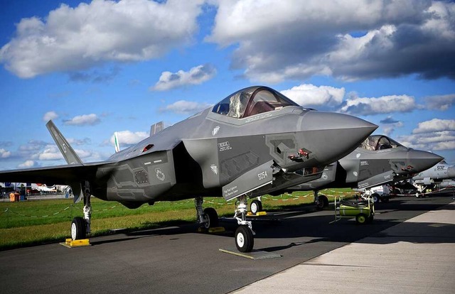 Lockheed Martin F-35 Tarnkappenjet aus...tellt. (Archivbild vom 25. April 2018)  | Foto: Britta Pedersen (dpa)