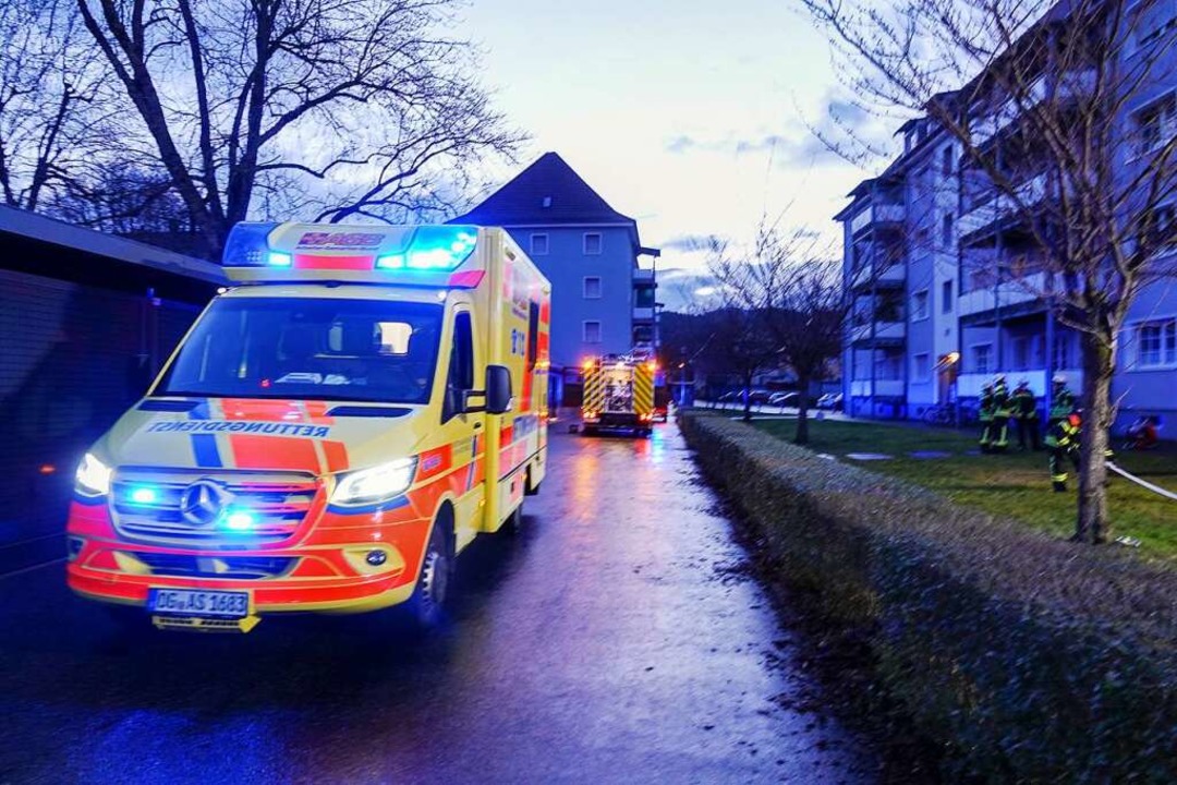 Feuerwehr und Rettungswagen stehen in einer Straße in Offenburg.  | Foto: Christina Häußler (dpa)