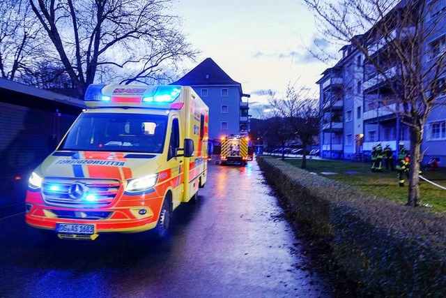 Feuerwehr und Rettungswagen stehen in einer Strae in Offenburg.  | Foto: Christina Huler (dpa)