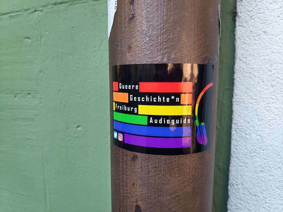 Sticker auf Laternenpfählen machen auf...eere Geschichte*n Freiburg aufmerksam.  | Foto: Rebekka Haas