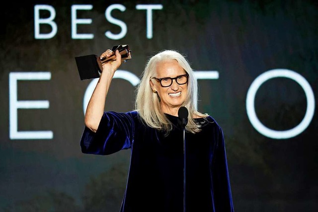 Regisseurin Jane Campion mit dem Preis...ont Century Plaza Hotel in Los Angeles  | Foto: Frazer Harrison (AFP)