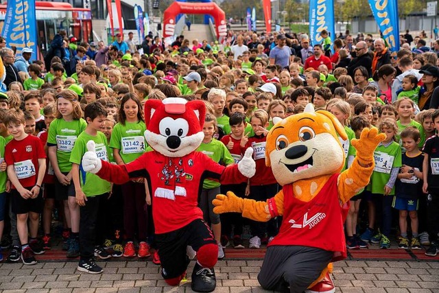 Das SC-Fchsle und JuLe, das Maskottch...beim Start des Fchsle-Mini-Marathons.  | Foto: FWTM