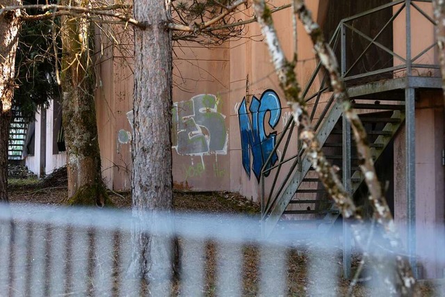 Kritiker sagen, der Eigentmer lasse d...tehende Herzkreislaufklinik verfallen.  | Foto: Patrik Mller