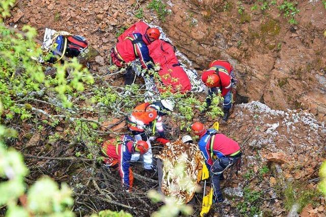 Video: Die Bergwacht rettet einen Mann aus einem 20-Meter-Graben