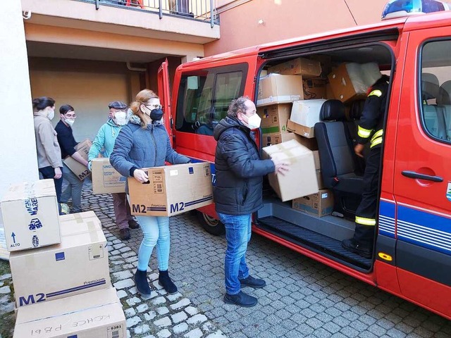 Mitarbeiter der Stadtverwaltung und Brger laden Hilfsgter um.  | Foto: Peter Stellmach