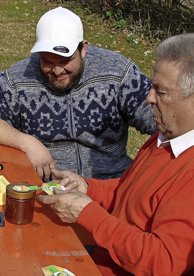 Vereinsvorsitzender Rolf Gut (rechts) ...onigglser richtig etikettiert werden.  | Foto: Hansjrg Bader