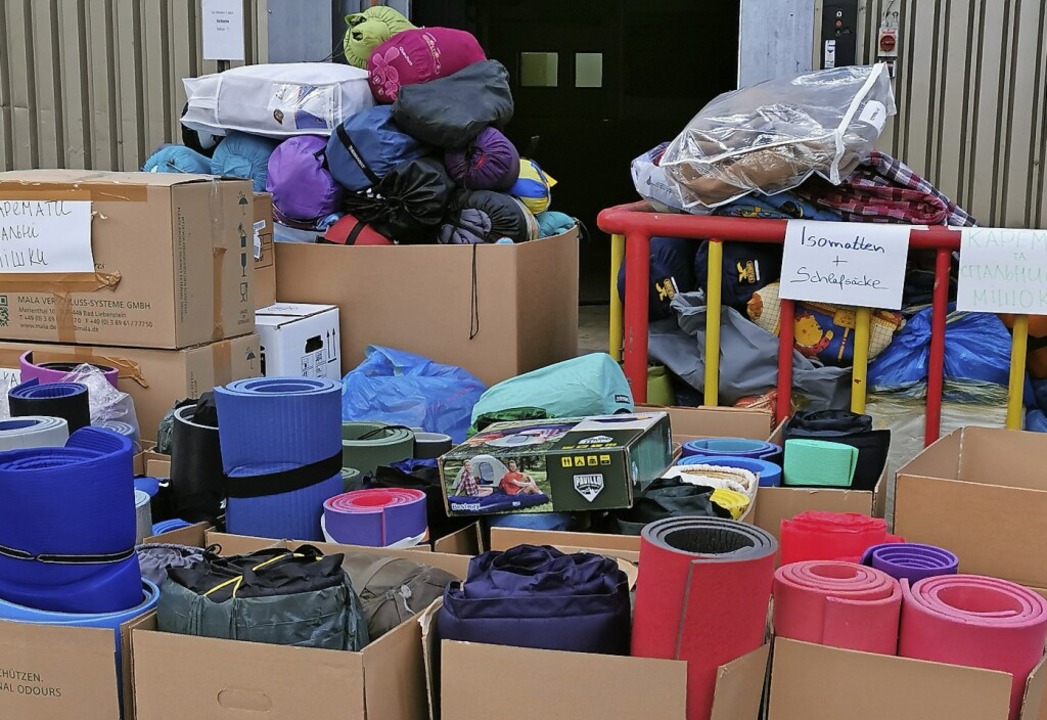 Jede Menge Iso-Matten und Schlafsäcke waren gespendet worden.  | Foto: Dorothea Scherle