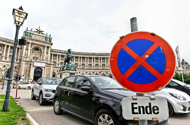 Die Wiener Innenstadt soll weitgehend ... werden: Autos parken vor der Hofburg.  | Foto: Herbert Neubauer (dpa)