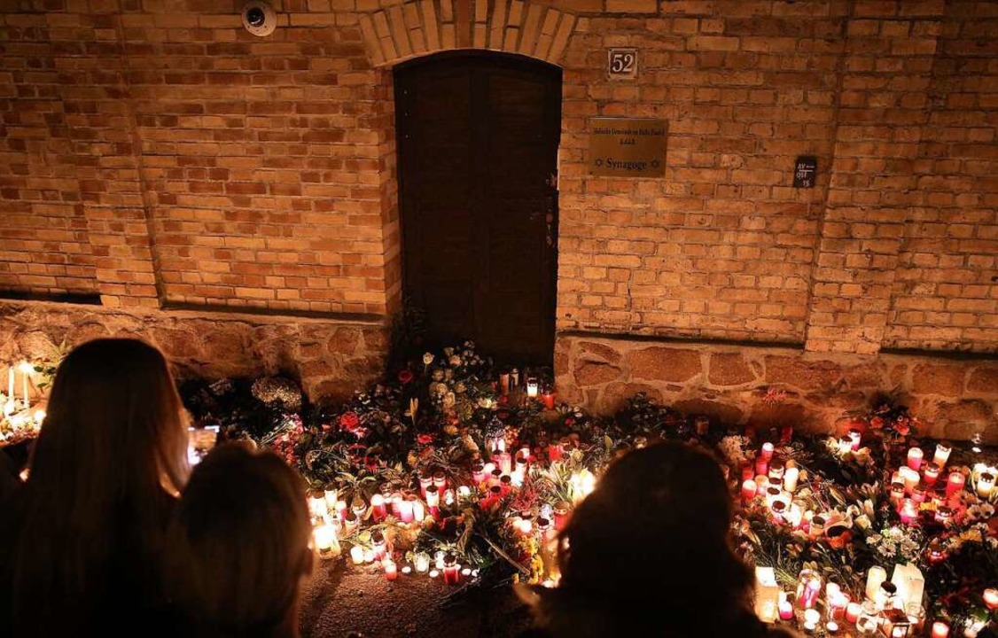 Gedenken an die Opfer des Terroranschlags an der Synagoge in Halle 2019  | Foto: RONNY HARTMANN (AFP)