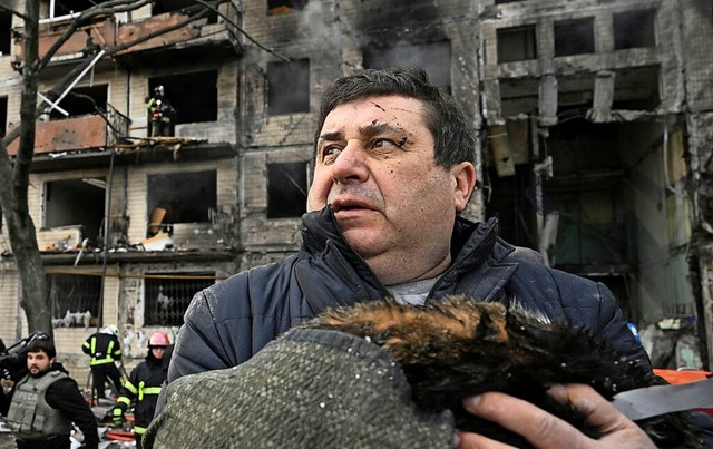 Ein Mann hlt vor einem zerstrten Woh... Kiew seine tote Katze in den Armen.    | Foto: ARIS MESSINIS (AFP)