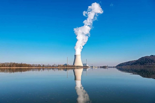 Die CDU im Landkreis Lrrach will Akw ...den Khlturm vom Atomkraftwerk Isar 2.  | Foto: Armin Weigel (dpa)