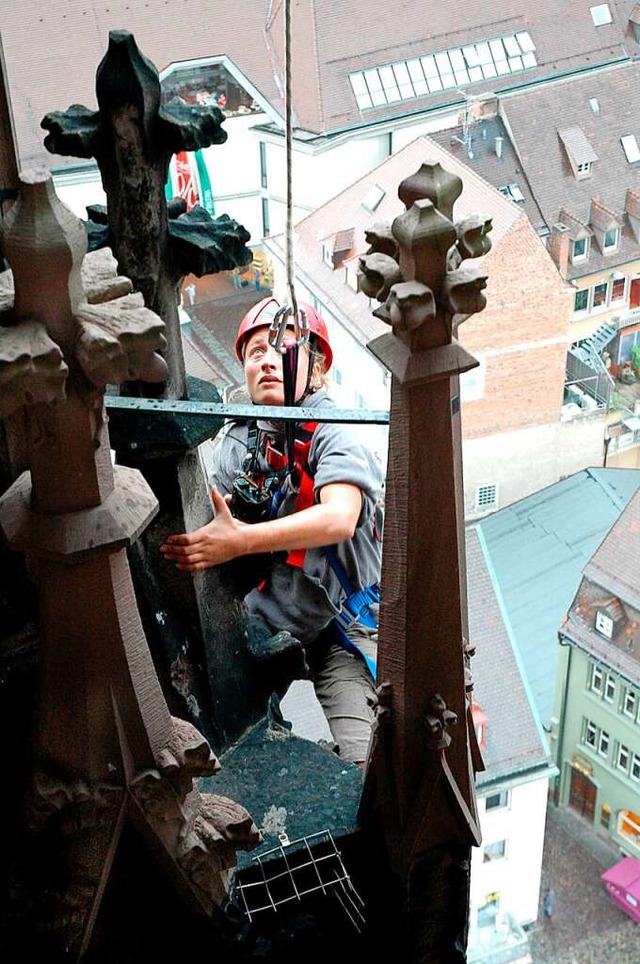 Silke Rumpf bei den Sicherungsarbeiten am Mnsterturm  | Foto: Brigitte Sasse