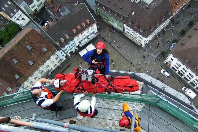 Rettungskrfte trainieren am Freiburger Mnsterturm