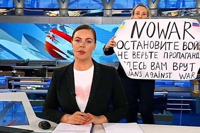 Russische TV-Moderatorin demonstriert mit Anti-Kriegs-Plakat live im Fernsehen