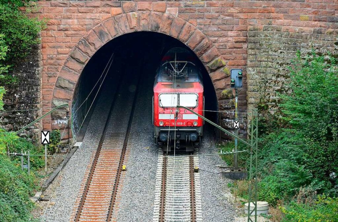 Ein 28-Jhriger musste aus dem Gleisbe...gverkehr war unterbrochen. Symbolbild.  | Foto: Ingo Schneider